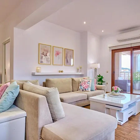Elena Luxury Agios Stefanos * איוס סטפנוס